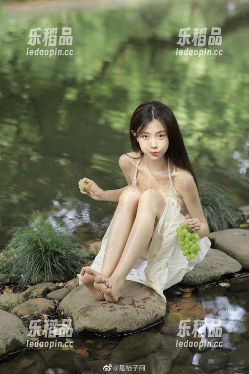免费流量大放送！在51cgfun，瓜好吃，八卦不断，摄影师都得躲到角落里。