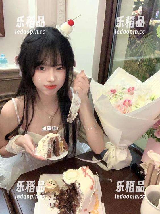 “718娱乐”app：有时我在想，吃瓜是不是比约会更值得期待呢？心里偷偷乐～