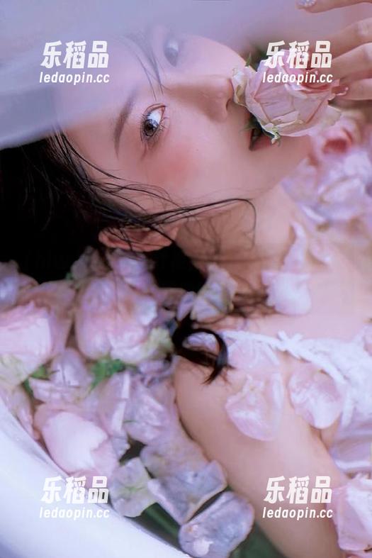 看hlwbet视频，小狗竟然把主人的鞋放到购物车里！