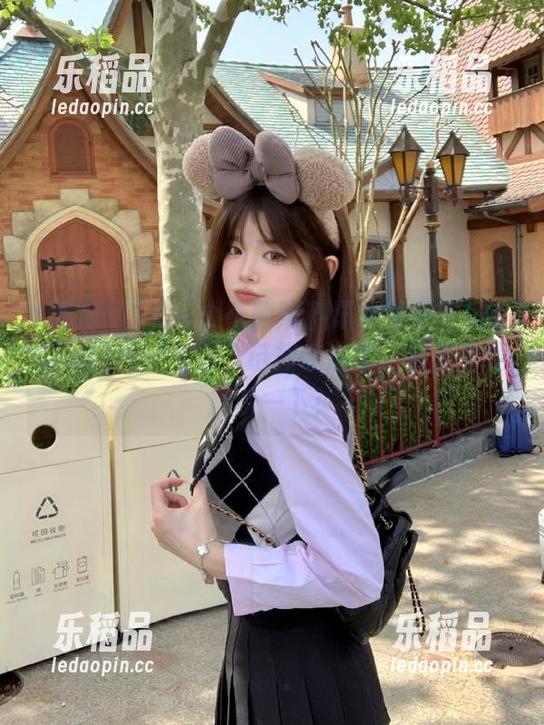 又一个奇葩黑料爆料视频在17c吃瓜网闪亮登场，链接在这里，谁来帮我解读一下！