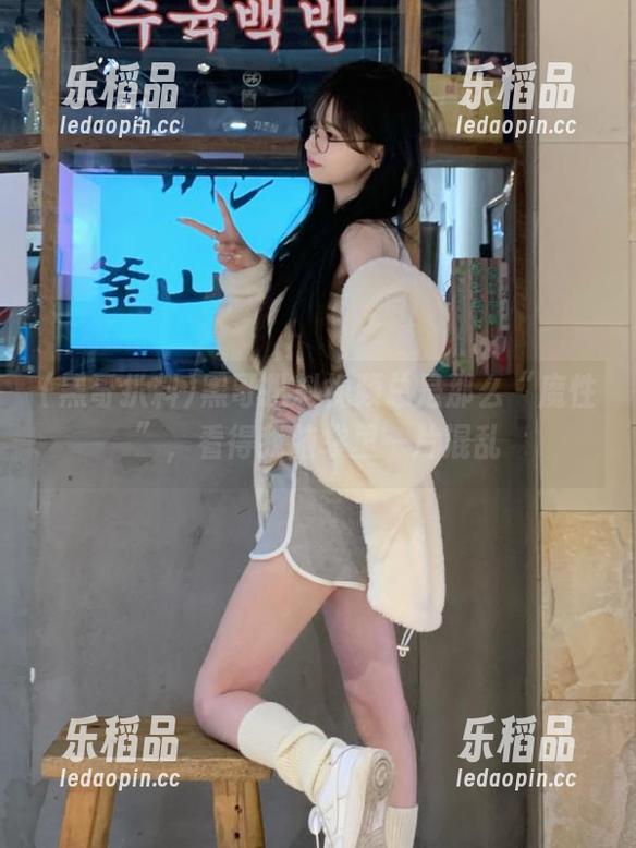 黑哥扒料 黑哥扒料视频总是那么“魔性”,看得我脑袋里一片混乱