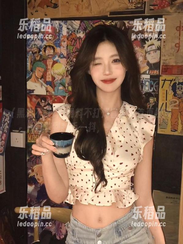 黑料不打烊官网的首页视频，反差到我手一抖，差点掉杯子！