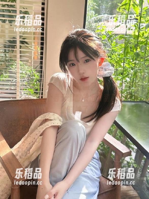 探花在黑料吃瓜网页的首页，仿佛整个春天都散发出了甜腻的气息，太奇妙了。