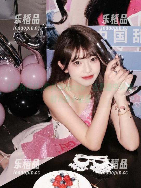 黑料在线app：在黑暗中闪烁的八卦小星星